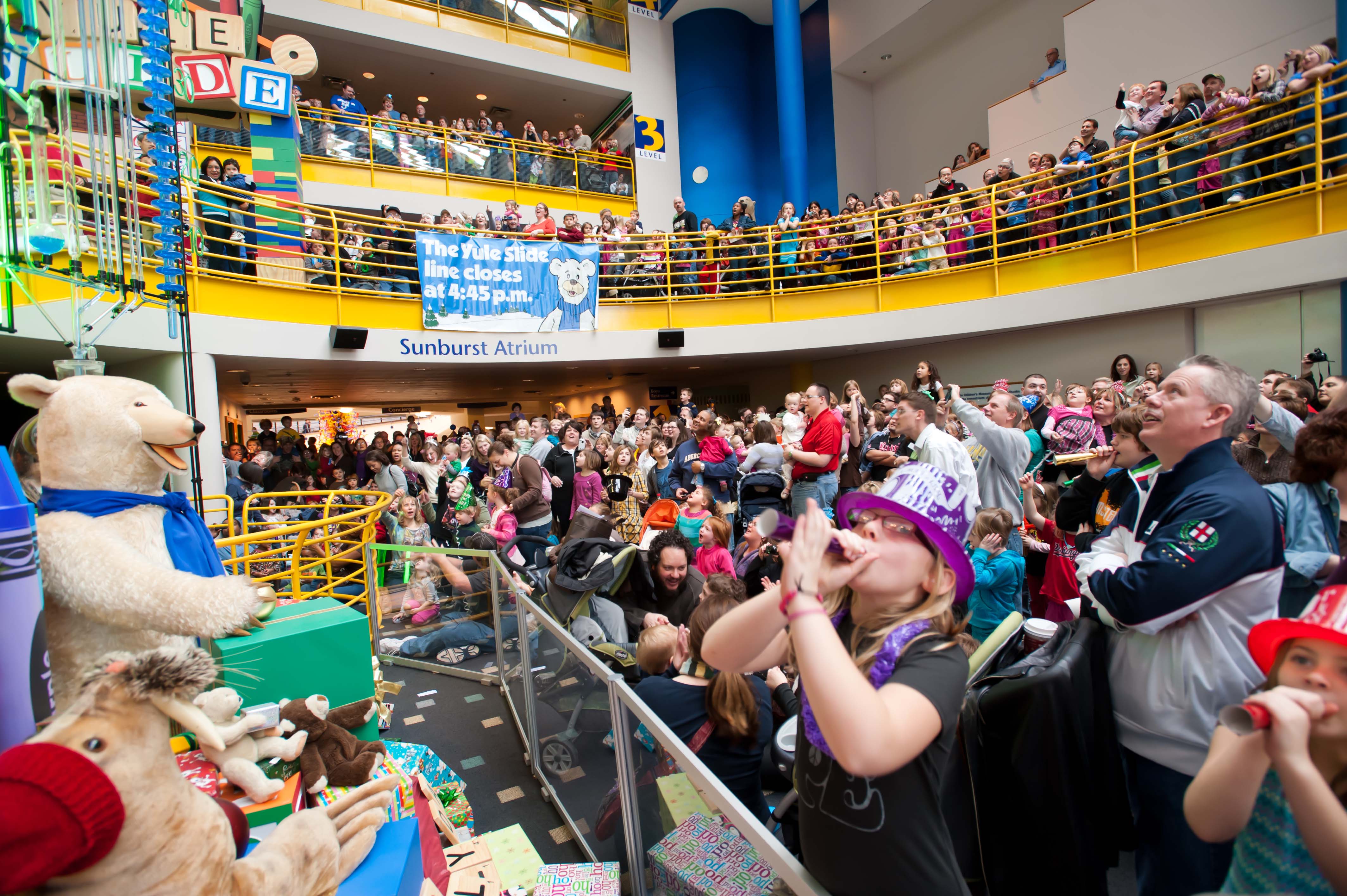 CountDownToNoon_2 crowd in atrium watching clock