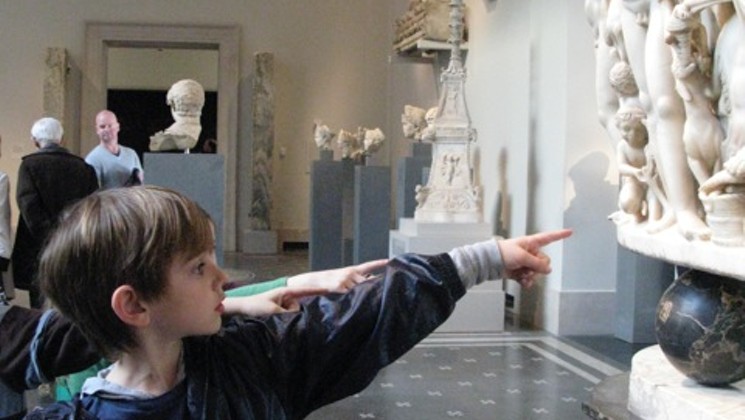 wa_indoor_kid_pointing_at_statue