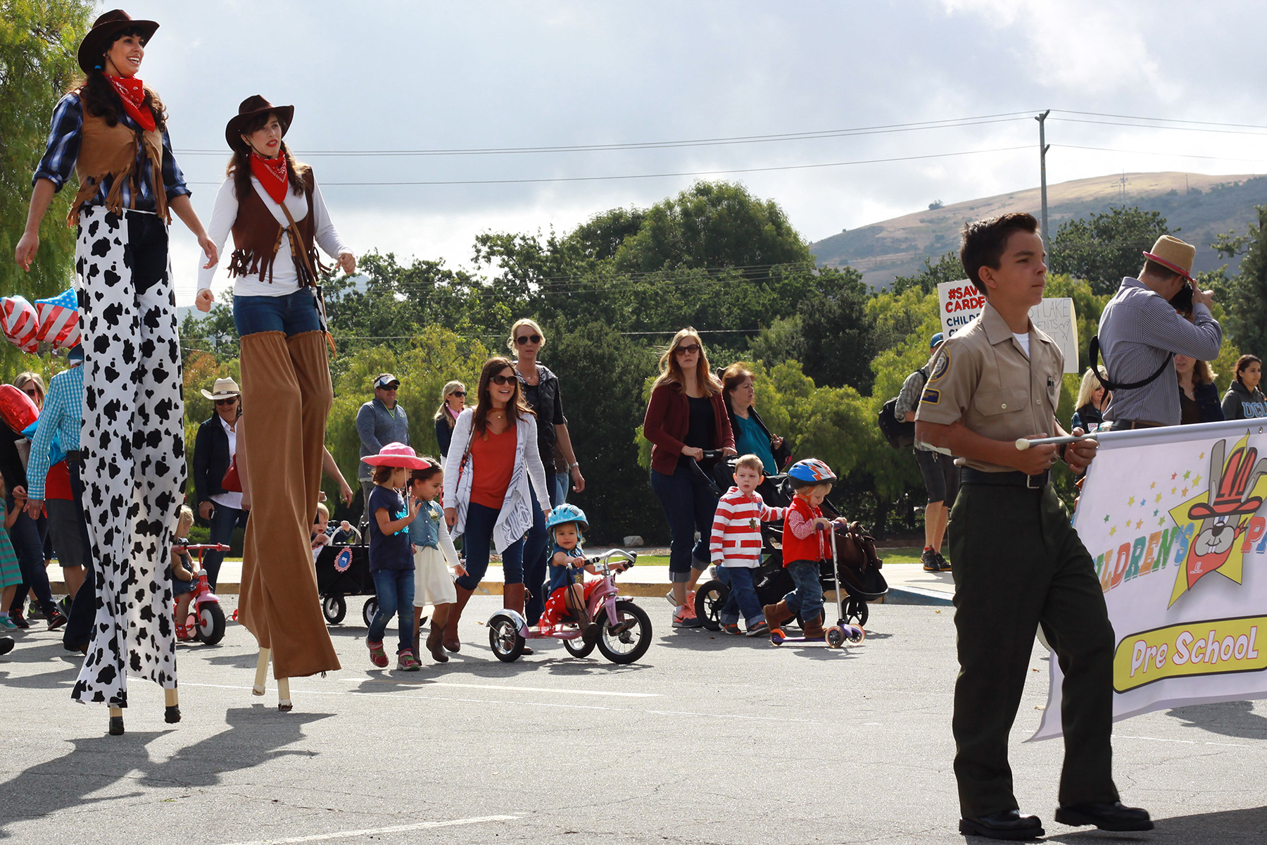 H:EDITORIALPhotos5MAY2016KA-05-12-16
KA 201
KRISTIE AKIN/Acorn Newspapers
TALL ORDER- Thousand Oaks Kiwanis Club sponsored Saturday’s, Children’s Parade, at Conejo Creek Park. The parade, complete with both police and fire truck escorts, lead several dozen participants, representing various youth activities within the community, around the park. 5/8/2016 Thousand Oaks, CA