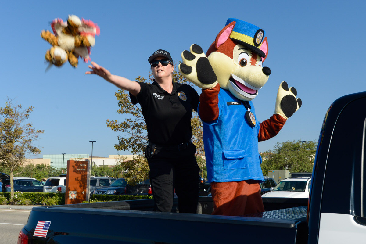 MICHAEL COONS/Acorn Newspapers
Kristen Mesa of the Simi Valley Police Department hands out stuffed animals to kids in the crowd during the annual Simi Valley Days Parade Sept. 16 in Simi Valley.